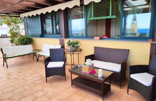 Piraino Apartment | "Appartamento del Mare Gliaca" con vista Isole Eolie,ampia terrazza,wifi e parcheggio gratuito