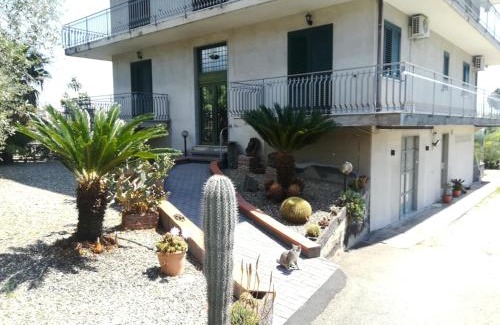 Santa Venerina House | Appartamento Le Palme Tra Taormina e Catania