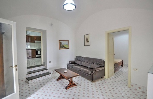 Ravello House | Appartamento Ulisse B: A graceful apartment situated in a quiet location, a few minutes from the town center.