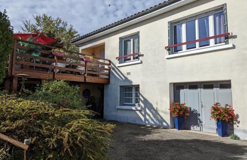 Barbezieux-Saint-Hilaire Apartment | Appartement cosy avec terrasse et jardin à Barbezieux, calme et indépendant - FR-1-653-196