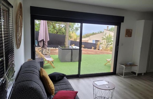 Saint-Julien-de-Peyrolas Apartment | Appartement tout équipé en rez-de-jardin entre Gard et Ardèche