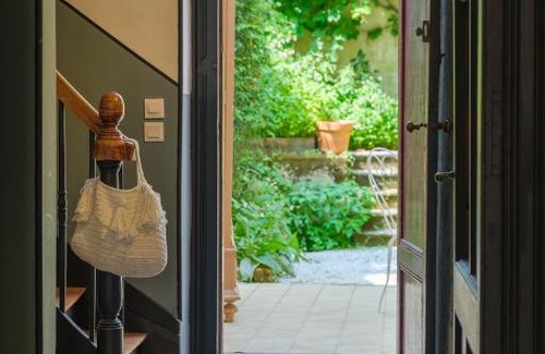 Bourg-sur-Gironde Apartment | Appartement avec son patio dans centre historique de Bourg