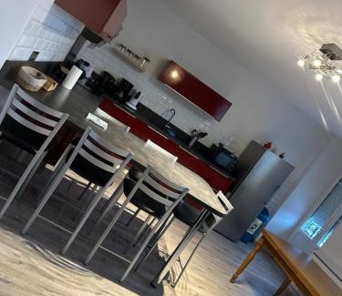 Saint-Antheme Apartment | Appartement balcon