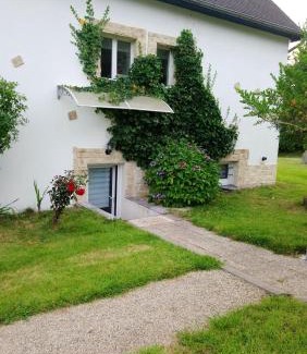 Belle-Isle-en-Terre Apartment | Appartement d'une chambre avec jardin clos et wifi a Belle Isle en Terre