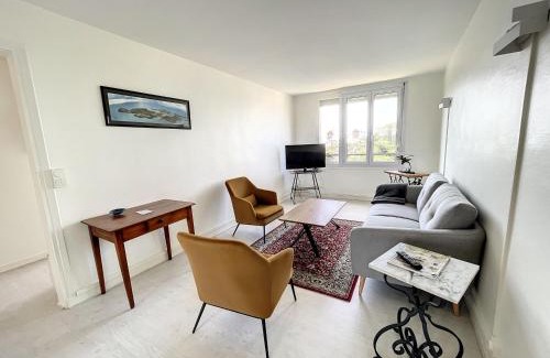 Donville-les-Bains Apartment | Appartement spacieux près de la plage et commerces, 4 couchages - FR-1-361-433