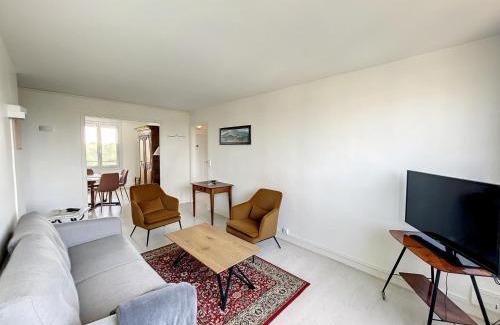 Donville-les-Bains Apartment | Appartement spacieux près de la plage et commerces, 4 couchages - FR-1-361-433