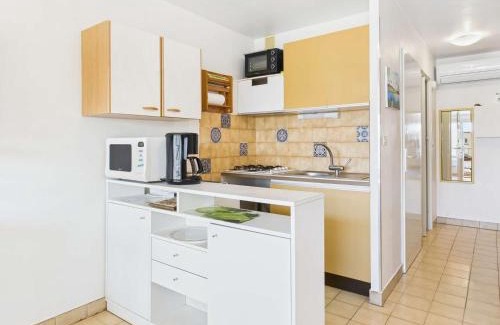 Le Grau-dʼAgde Apartment | Appartement T2 cabine climatisé, à 400m de la plage, proche commerces, 2ème étage, parking inclus - FR-1-423-272