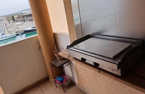 Frontignan Apartment | Appartement T2 Frontignan-Plage, 6 pers, vue port, parking inclus - FR-1-785-17