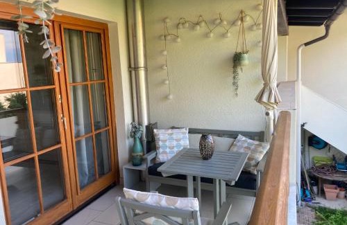 Velden am Worther See Apartment | Appartment BERGE byTILLY - in den Hügeln über Velden - idyllische Waldrandlage - überdachter Balkon mit Blick in den Garten - 3 Autominuten ins Zentrum und zum Wörthersee - Carport - Waschmaschine & Trockner - WLAN - Smart TV