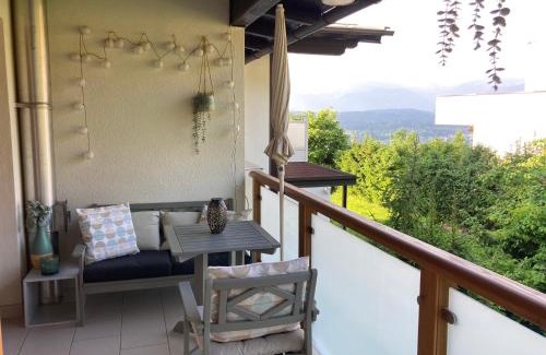 Velden am Worther See Apartment | Appartment BERGE byTILLY - in den Hügeln über Velden - idyllische Waldrandlage - überdachter Balkon mit Blick in den Garten - 3 Autominuten ins Zentrum und zum Wörthersee - Carport - Waschmaschine & Trockner - WLAN - Smart TV