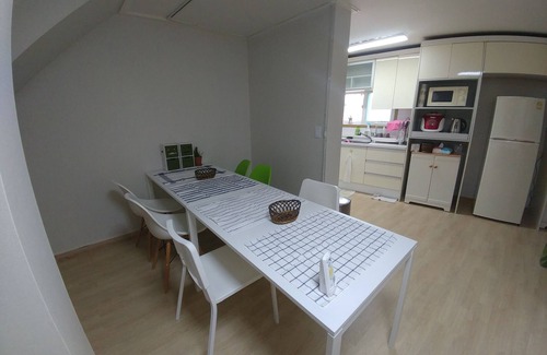 Jung-gu House | Apple House (苹果民宿) · Detached guest house nearby Incheon China town.