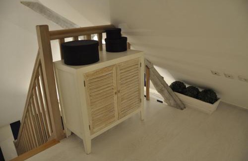 Bayeux Apartment | Apt duplex ou plain pied tout confort plein centre ville Bayeux proche commerces, restaurants, avec terrasse privative ou jardin commun aménagé clos, parking gratuit à proximité, proche plages du débarquement