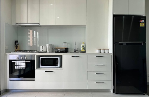 Melbourne Central Business District Apartment | Apt. in Melbourne CBD with Great Balcony View; near Tram Stop & Train Stations