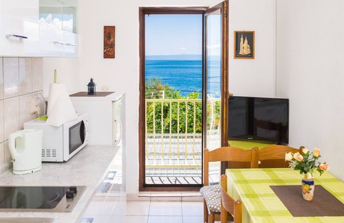 Bratus Apartment | Apt next to the beach w balcony and sea view