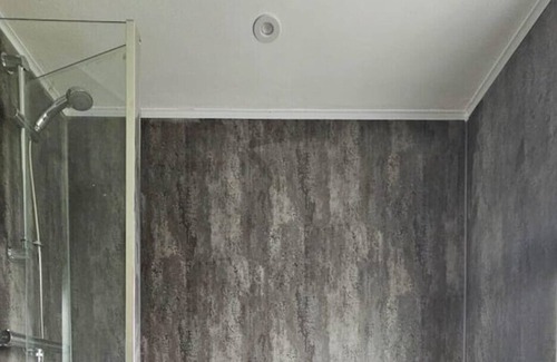 Brackley Apartment | Apt4: Comfortable modern open-plan 1st floor flat