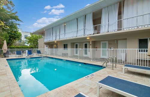 Old Naples Apartment | Aqua Breeze 811