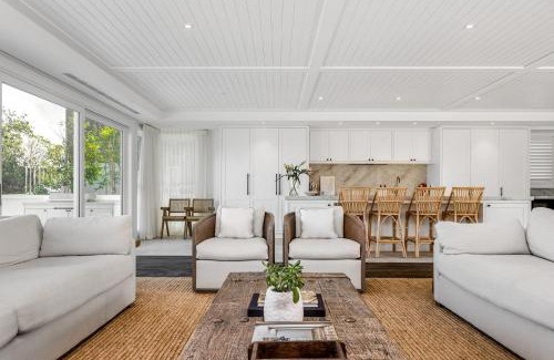 Pottsville House | Aquarium House - with direct beach access & pool