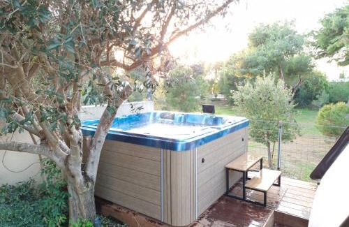 Caesarea Villa | aqueduct villa cesarea jacuzzi