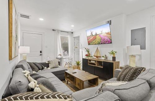 South Central Houston House | Arbor Villas I 8 Apts Sleeps 57 Great Location