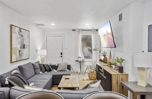 South Central Houston House | Arbor Villas I 8 Apts Sleeps 57 Great Location