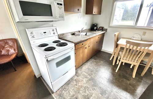 Regional District of Nanaimo Hotel | Arbutus Grove Motel