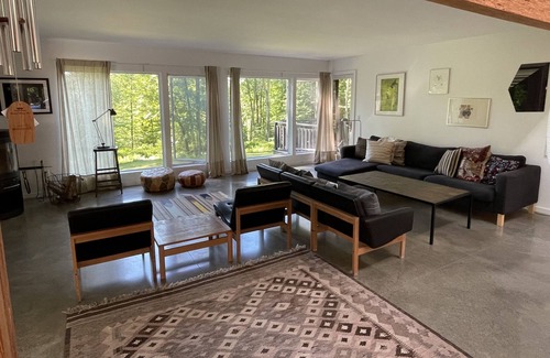 Town of Marbletown House | Architectural Modern escape tucked in a quiet wooded neighborhood