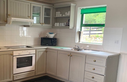 Ballylickey Cottage | Ardnagashel Est No 2 - a two story that sleeps 4 guests in 2 bedrooms