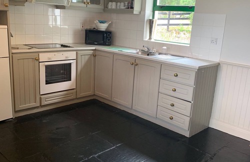 Ballylickey Cottage | Ardnagashel Est No 3 - a two story that sleeps 4 guests in 2 bedrooms