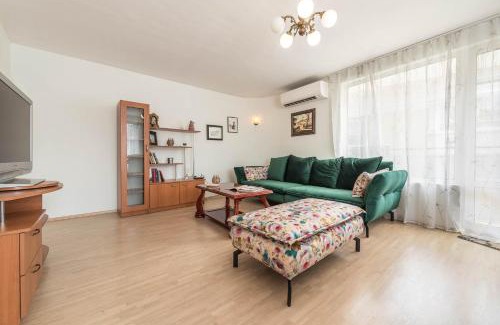 Varna City Centre Apartment | Aristocratic to the Sea Garden
