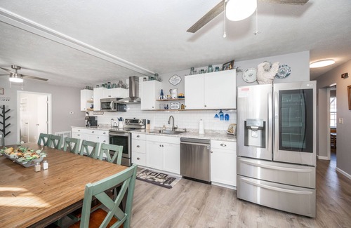 Williamstown Condo | Arkstone Retreat 3 – Chic Williamstown Retreat Just 5 Min from Ark Encounter!
