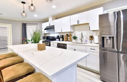 Central Arlington House | Arlington 3bd/1ba Hot Tub Hideaway, Huge Kitchen, Hot Tub, Deck, Firepit