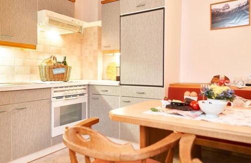 Leutasch Apartment | Arnika, bed-sitting room/shower, toilet - Ferienhaus Kirchplatzl
