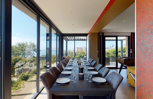 Donville-les-Bains Villa | Art Deco villa facing the sea with fireplace, SPA, Billiards and Table football!