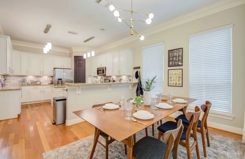 Washington Ave./ Memorial Park House | Art Lovers Stop Scrolling! Large, Vibrant, and Colorful Home w/3 king beds!