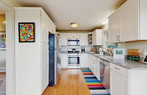 Black Mountain House | Artful mountain-view retreat with fireplaces, AC, W/D & epic outdoor living