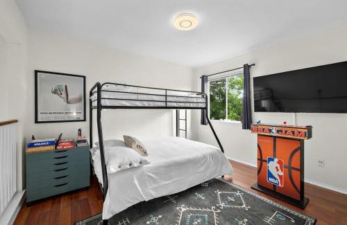 Block House Creek House | Artist Retreat on the Creek - Sleeps 10 - Hot tub