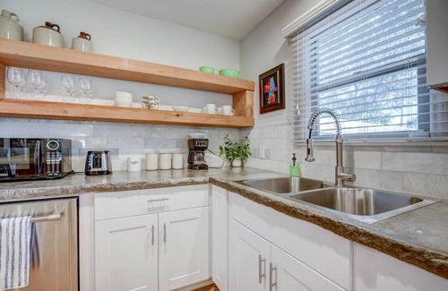 Lubbock House | Artistic Escape - 2BR/2Bath - Dog Friendly