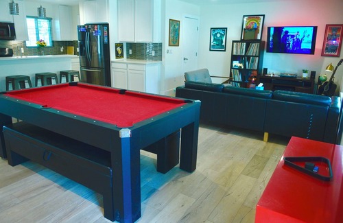 South Manchaca House | Artistic Retreat/Hot Tub/Pool Table/Vintage Vinyl Collection