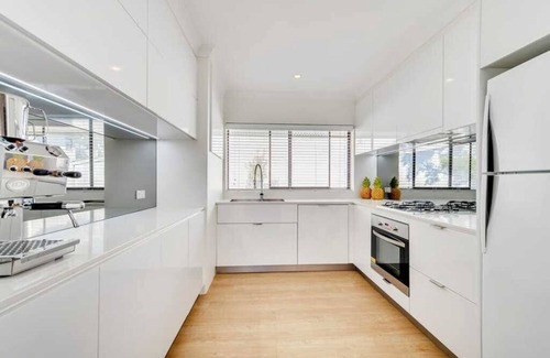 Ashgrove Apartment | Artsy apartment a stone's throw away from amenities and public transport