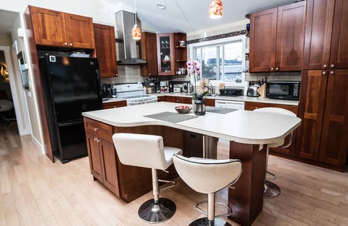 Kingsland House | ArtsyCentral 4King BR Home w/AC, Hot Tub, Fenced yd