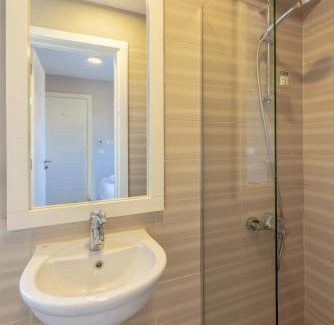 El Gouna Villa | Ascot Bay, Premium 5BR Lagoon Beach House & Pool in Tawila, El Gouna