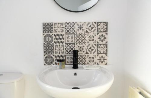 Barry House | Asher Suite by Koya Homes - 2-Bedroom Home, Downtown Barry, Free Parking