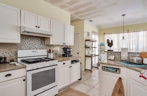 Stone Mountain House | Ask about our special rates for Traveling Nurses & Medical Professional/Student!