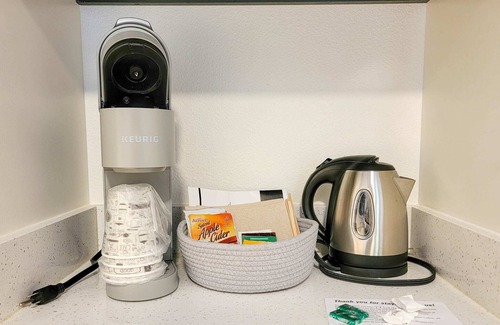 Mazama House | Aspen - queen bedroom w/deck at The Inn At Mazama