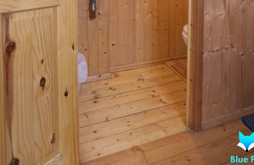 Broadstairs Cabin | Astoria - Secluded Hideaway with sauna and parking