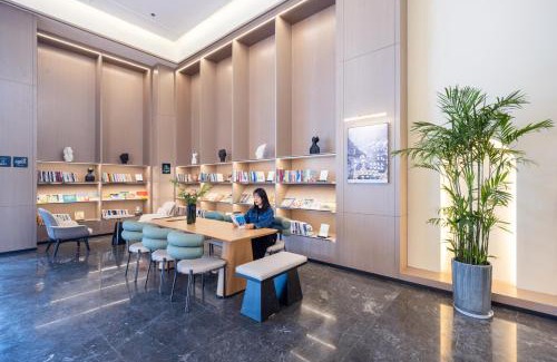 Bayi District Hotel | Atour Hotel Linzhi Bayi Nanyue Avenue