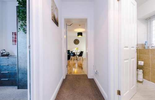 Chester Apartment | Attractive 2-Bed City Centre Apartment in Chester by 53 Degrees Property, Ideal for Groups & Professionals - Sleeps 5
