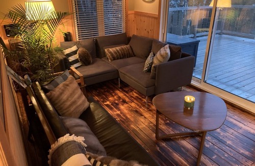 Chertsey Ski Chalet | Au Bonheur du Lac Paré! Cozy Waterfront Cottage with Private Hot Tub (327842)