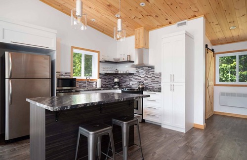 Mandeville House | Au sentier Enchanté. Plage privée. Spa.