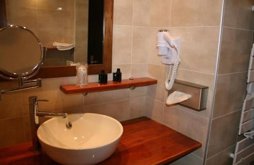 Besse-et-Saint-Anastaise Hotel | Auberge de la Petite Ferme, Super-Besse Est, The Originals Relais